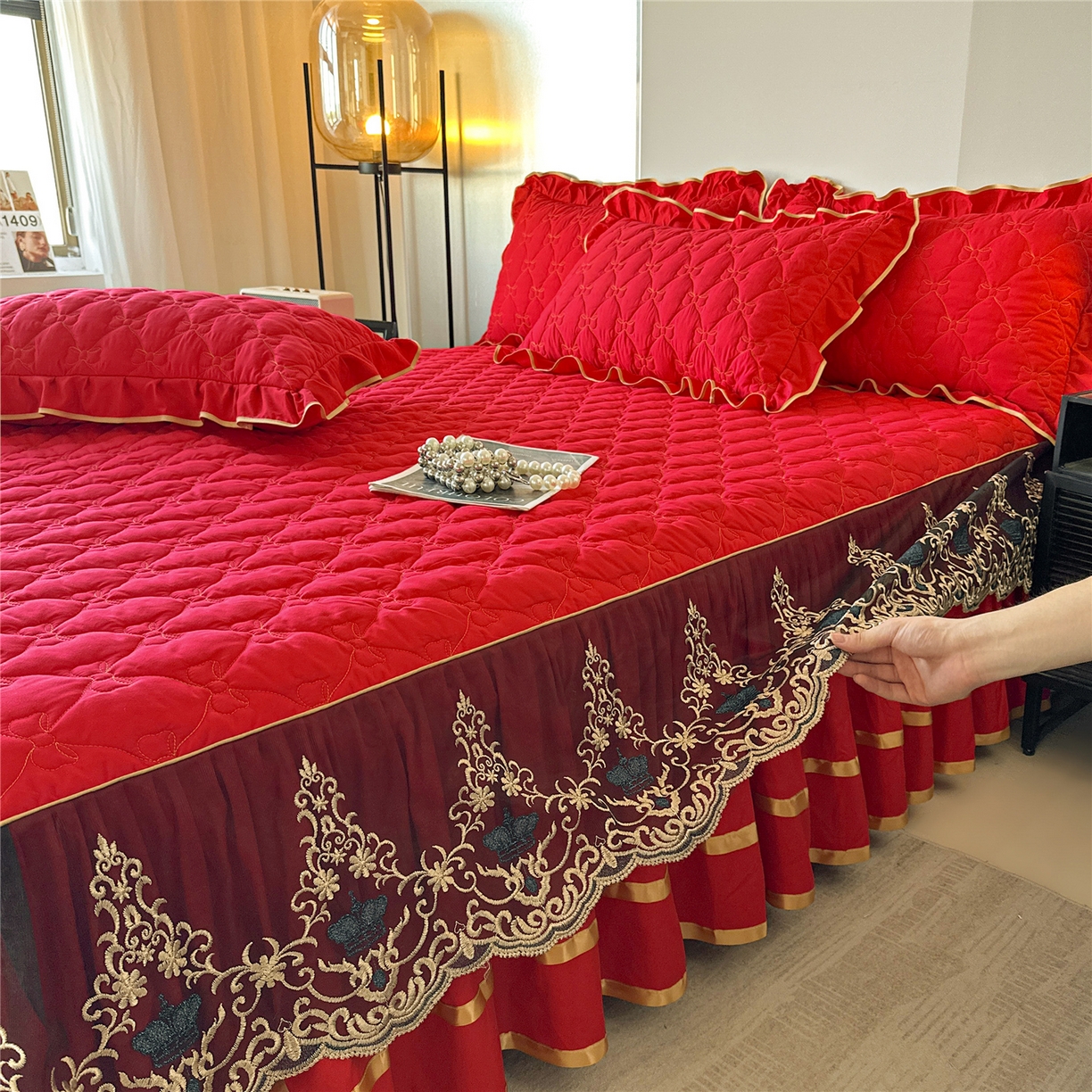 91家纺网 家纺一手货源 找家纺 屹成家纺 2025新款水洗棉单床裙 床裙单件-倾城 倾城-大红