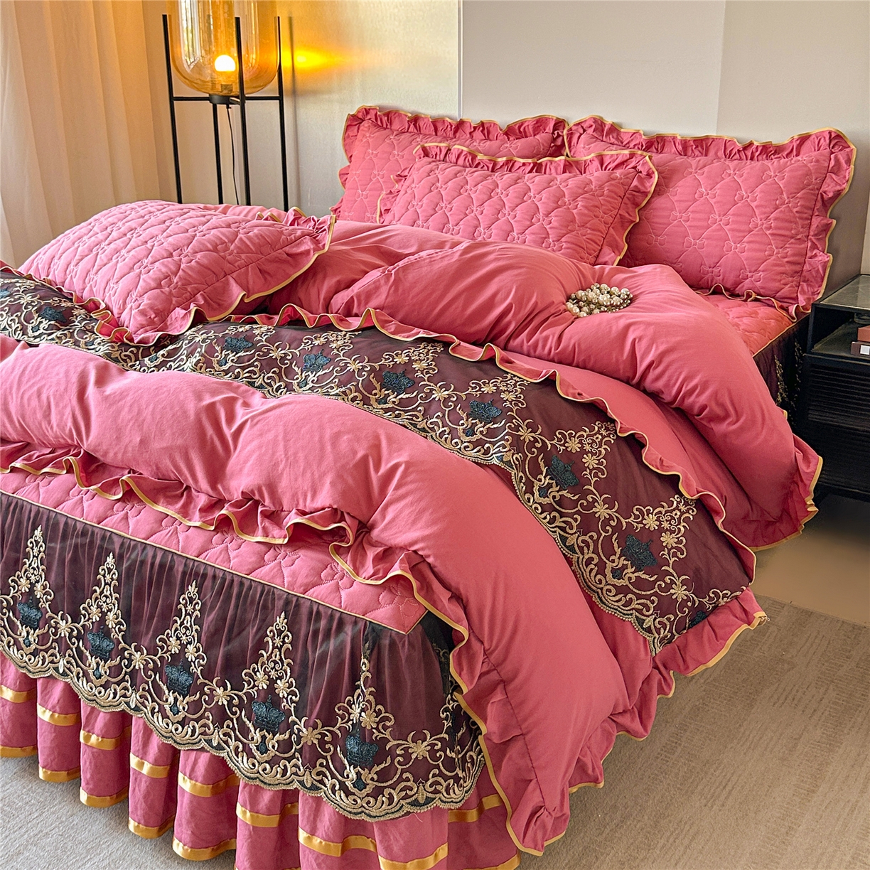 91家纺网 家纺一手货源 找家纺 屹成家纺 2025新款水洗棉单床裙 床裙单件-倾城 倾城-豆沙