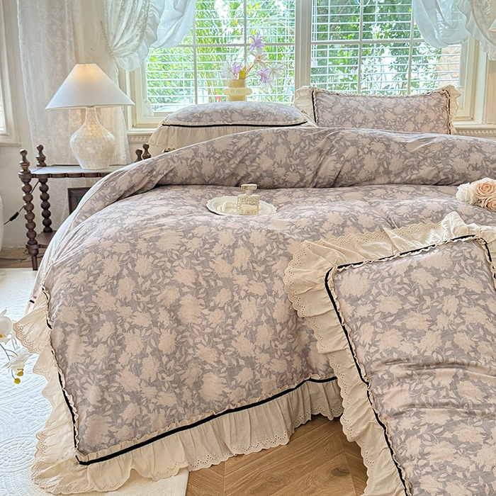 91家纺网 家纺一手货源 找家纺 巧玲珑 2025新款法式蕾丝印花60支进口长绒棉四件套 花浅语-灰