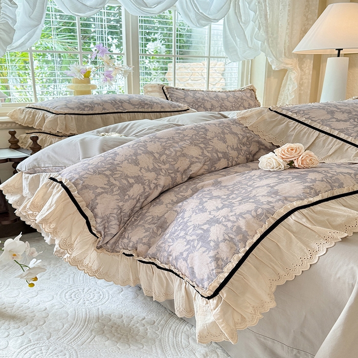 91家纺网 家纺一手货源 找家纺 巧玲珑 2025新款法式蕾丝印花60支进口长绒棉四件套 花浅语-灰