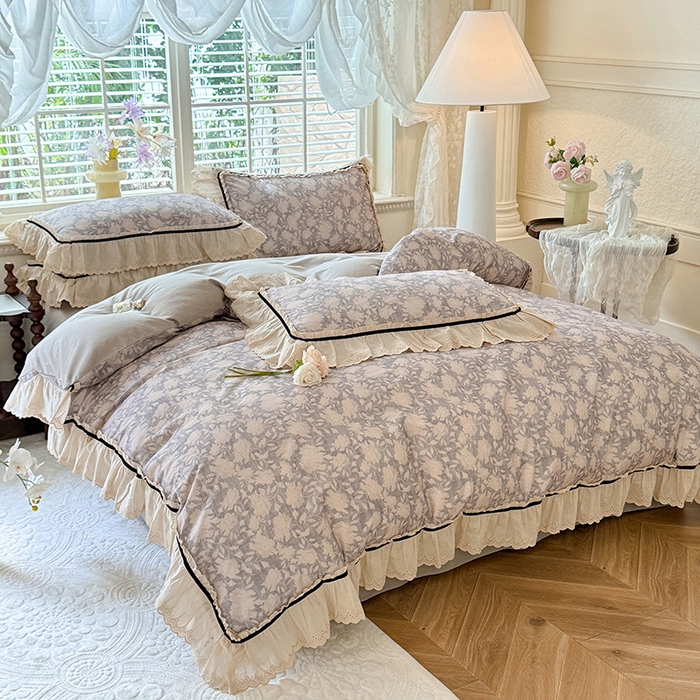 91家纺网 家纺一手货源 找家纺 巧玲珑 2025新款法式蕾丝印花60支进口长绒棉四件套 花浅语-灰