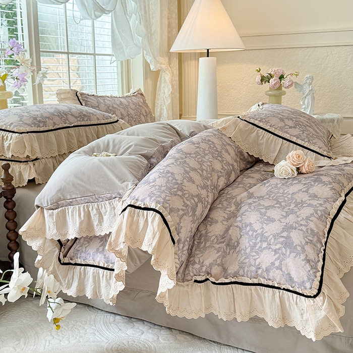 91家纺网 家纺一手货源 找家纺 巧玲珑 2025新款法式蕾丝印花60支进口长绒棉四件套 花浅语-灰