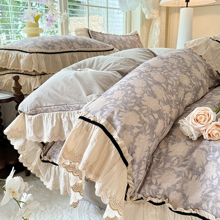 91家纺网 家纺一手货源 找家纺 巧玲珑 2025新款法式蕾丝印花60支进口长绒棉四件套 花浅语-灰