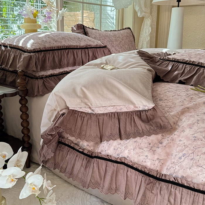 91家纺网 家纺一手货源 找家纺 巧玲珑 2025新款法式蕾丝印花60支进口长绒棉四件套 花溪-豆沙