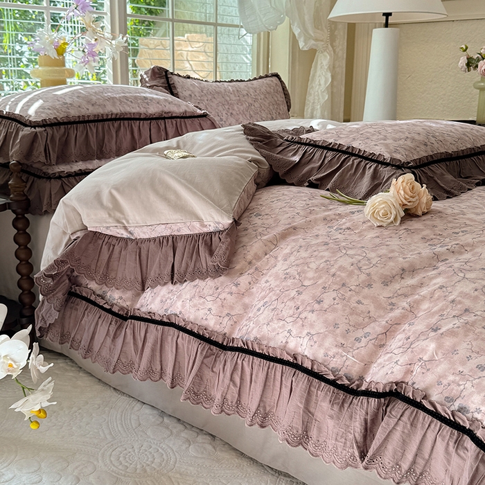 91家纺网 家纺一手货源 找家纺 巧玲珑 2025新款法式蕾丝印花60支进口长绒棉四件套 花溪-豆沙