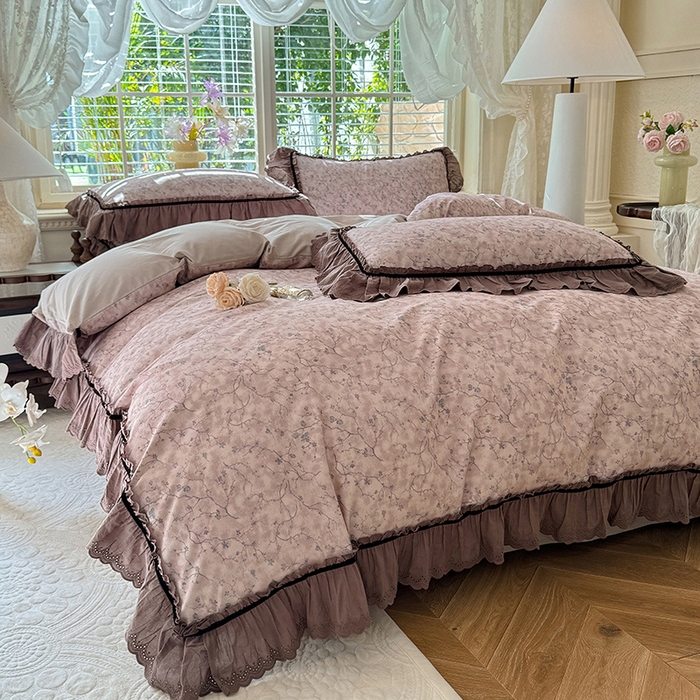 91家纺网 家纺一手货源 找家纺 巧玲珑 2025新款法式蕾丝印花60支进口长绒棉四件套 花溪-豆沙