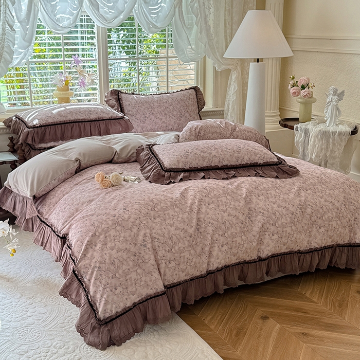 91家纺网 家纺一手货源 找家纺 巧玲珑 2025新款法式蕾丝印花60支进口长绒棉四件套 花溪-豆沙