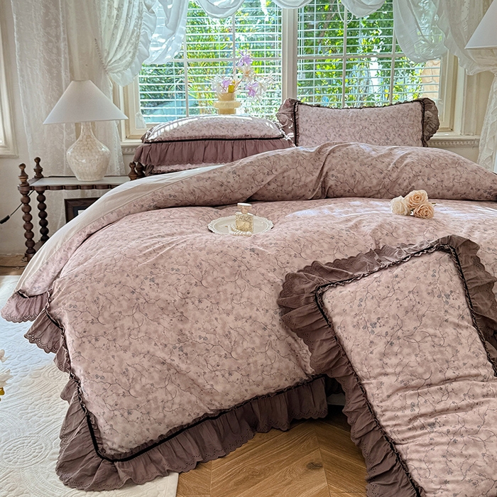 91家纺网 家纺一手货源 找家纺 巧玲珑 2025新款法式蕾丝印花60支进口长绒棉四件套 花溪-豆沙