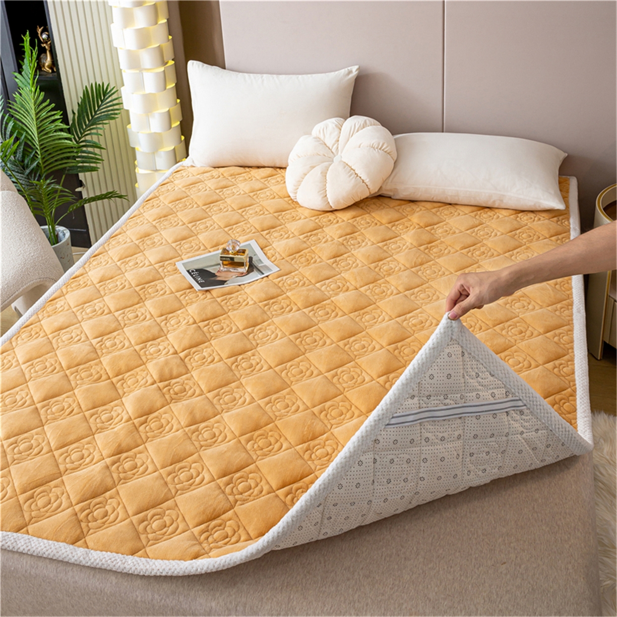 91家纺网 家纺一手货源 找家纺 正邦家纺 2025新款学生宿舍上下铺牛奶绒刺绣玫瑰花夹棉床垫床护垫床褥子 浅卡其