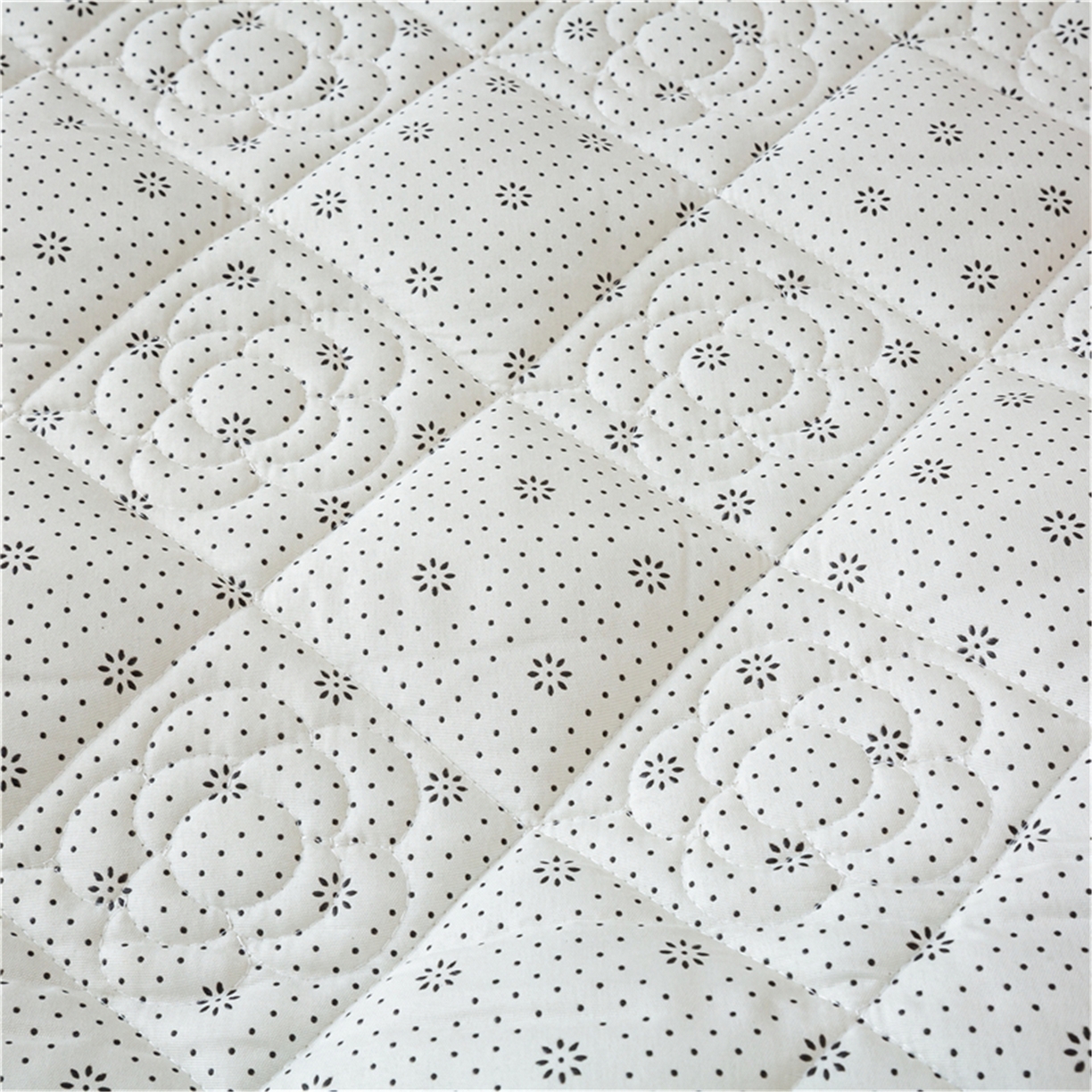 91家纺网 家纺一手货源 找家纺 正邦家纺 2025新款学生宿舍上下铺牛奶绒刺绣玫瑰花夹棉床垫床护垫床褥子 浅卡其