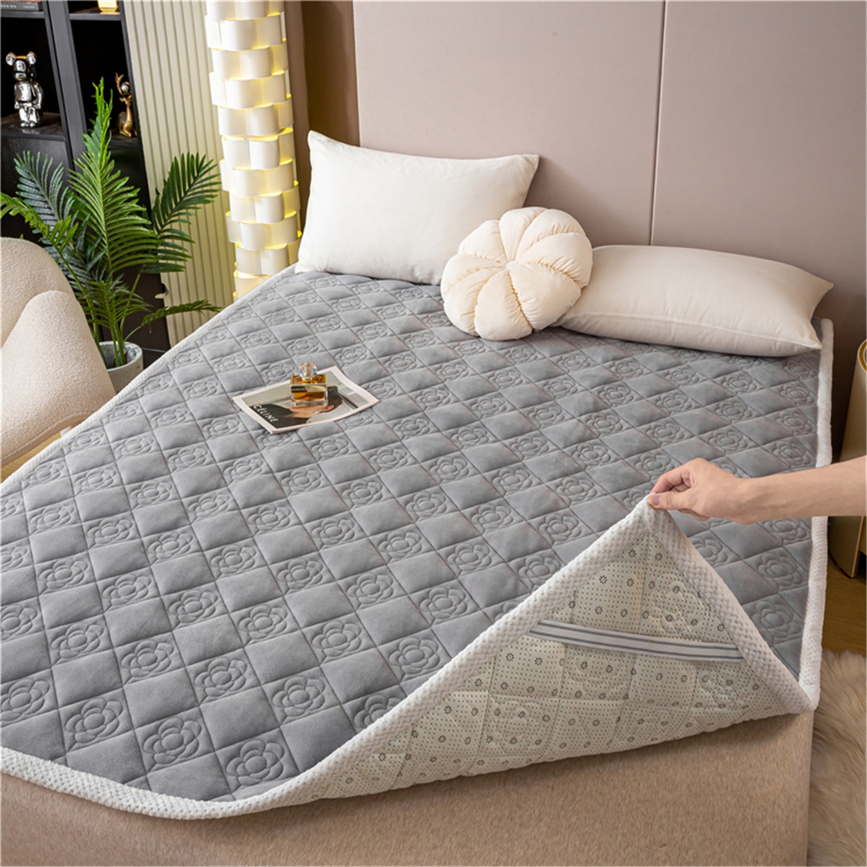 91家纺网 家纺一手货源 找家纺 （总）正邦家纺 2025新款学生宿舍上下铺牛奶绒刺绣玫瑰花夹棉床垫床护垫床褥子