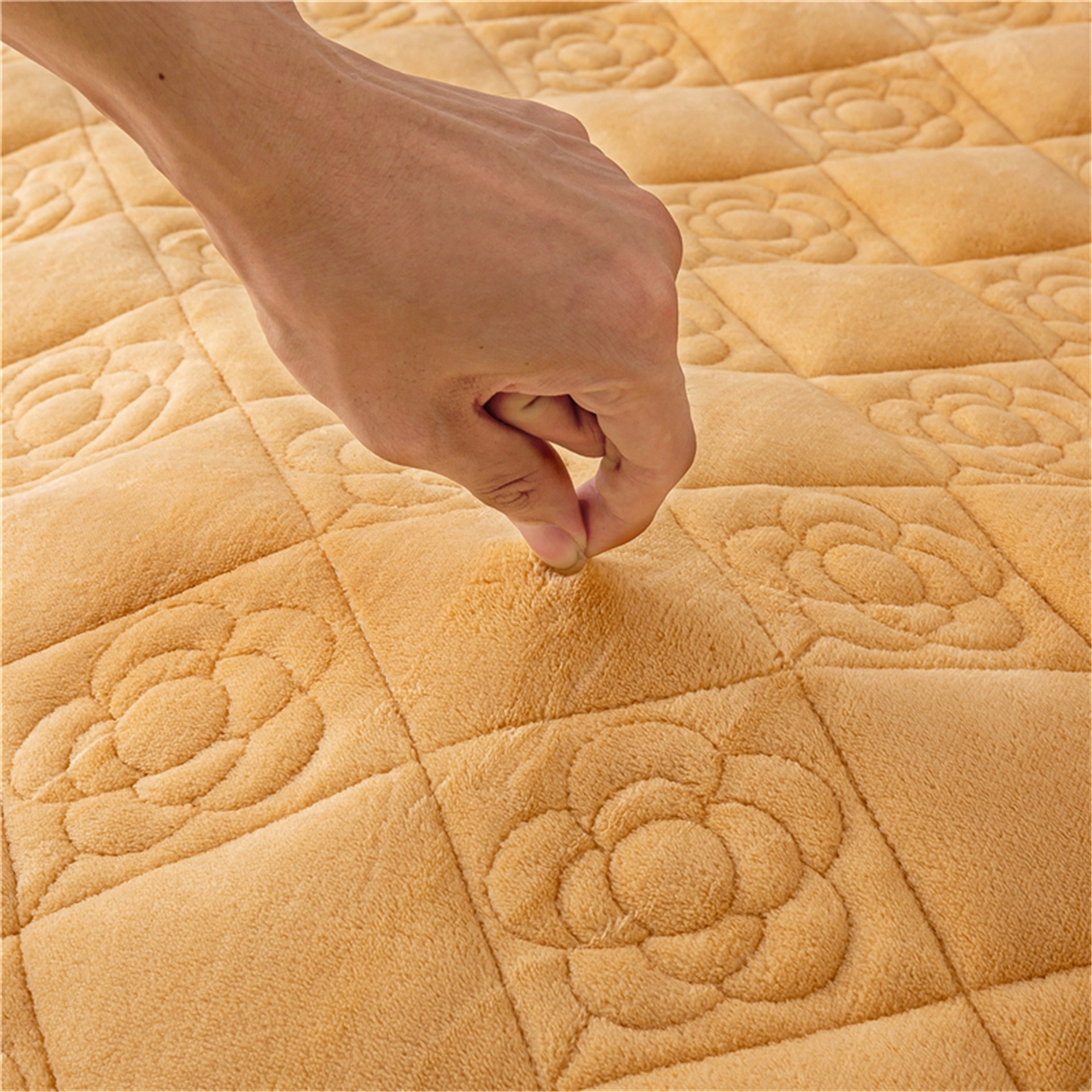 91家纺网 家纺一手货源 找家纺 正邦家纺 2025新款学生宿舍上下铺牛奶绒刺绣玫瑰花夹棉床垫床护垫床褥子 浅卡其