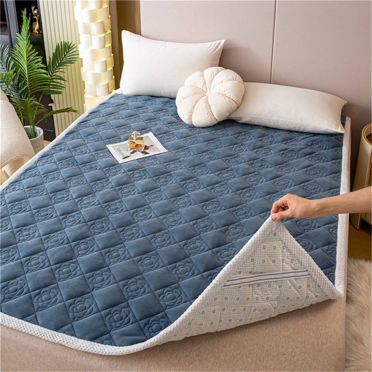 91家纺网 家纺一手货源 找家纺 正邦家纺 2025新款学生宿舍上下铺牛奶绒刺绣玫瑰花夹棉床垫床护垫床褥子 卡布里蓝