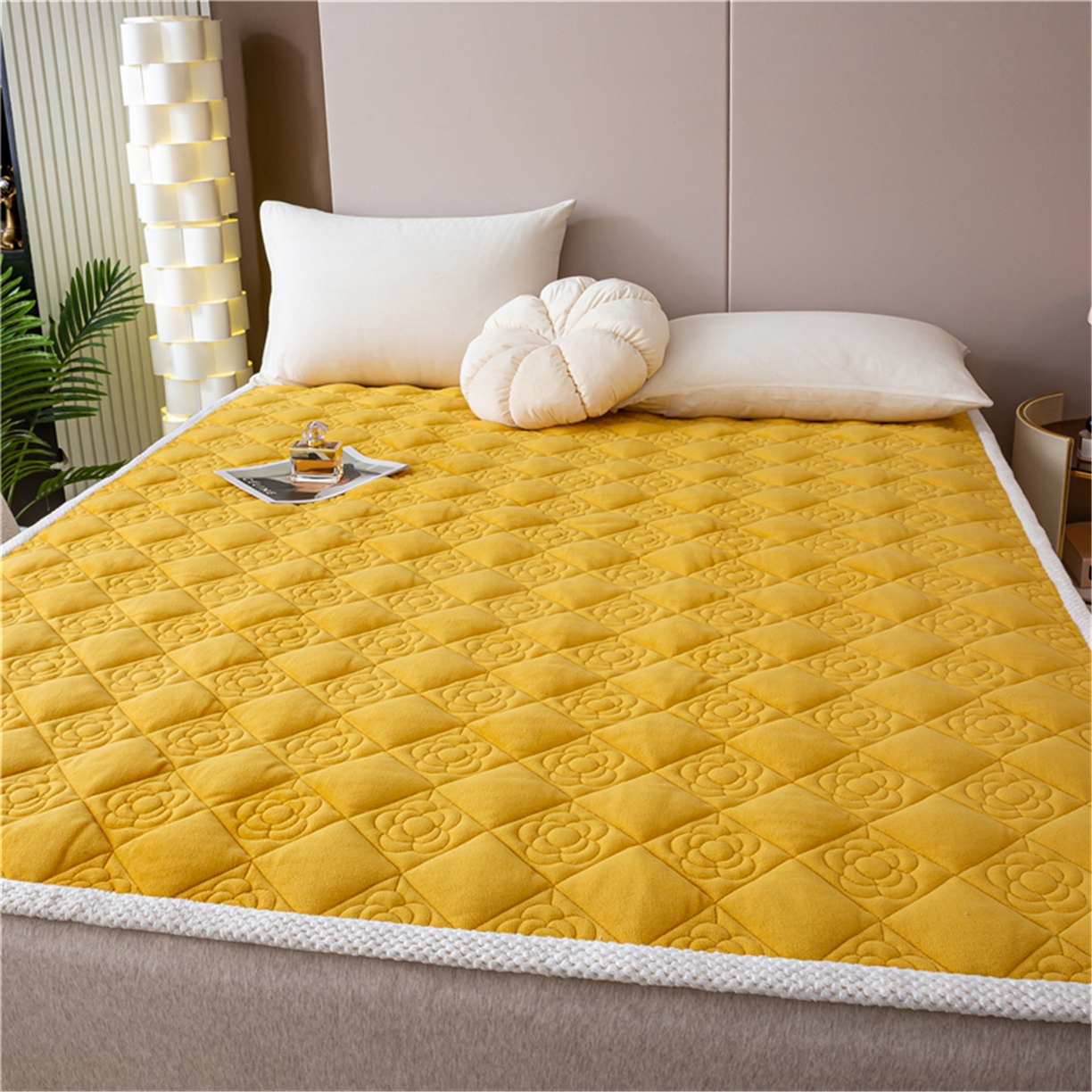 91家纺网 家纺一手货源 找家纺 正邦家纺 2025新款学生宿舍上下铺牛奶绒刺绣玫瑰花夹棉床垫床护垫床褥子 芒果黄