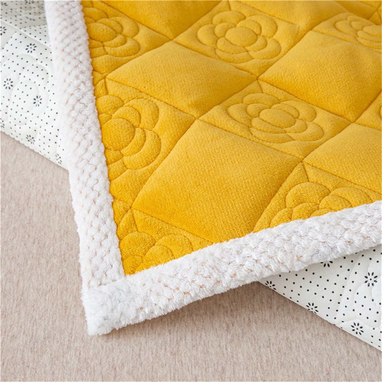 91家纺网 家纺一手货源 找家纺 正邦家纺 2025新款学生宿舍上下铺牛奶绒刺绣玫瑰花夹棉床垫床护垫床褥子 芒果黄