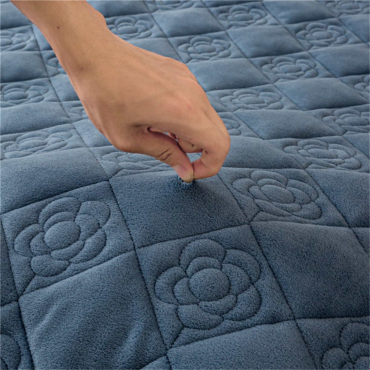 91家纺网 家纺一手货源 找家纺 正邦家纺 2025新款学生宿舍上下铺牛奶绒刺绣玫瑰花夹棉床垫床护垫床褥子 卡布里蓝