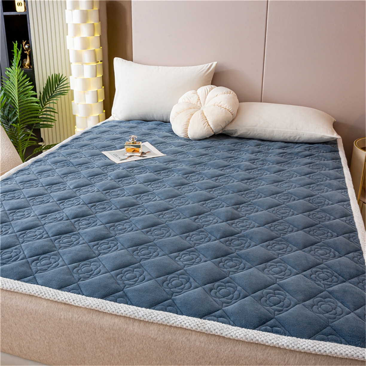 91家纺网 家纺一手货源 找家纺 正邦家纺 2025新款学生宿舍上下铺牛奶绒刺绣玫瑰花夹棉床垫床护垫床褥子 卡布里蓝