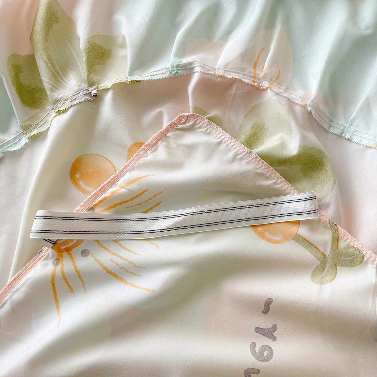 91家纺网 家纺一手货源 找家纺 笠裙家纺 2025新款磨毛S边韩版防滑床裙单床裙床裙单件 浅花