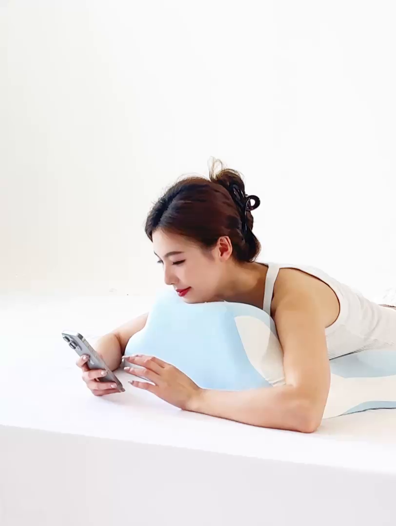 91家纺网 家纺一手货源 找家纺 （总）昕科2025新款多功能手机趴睡枕-异型人体工学床上趴睡枕芯趴着睡觉玩手机神器枕头