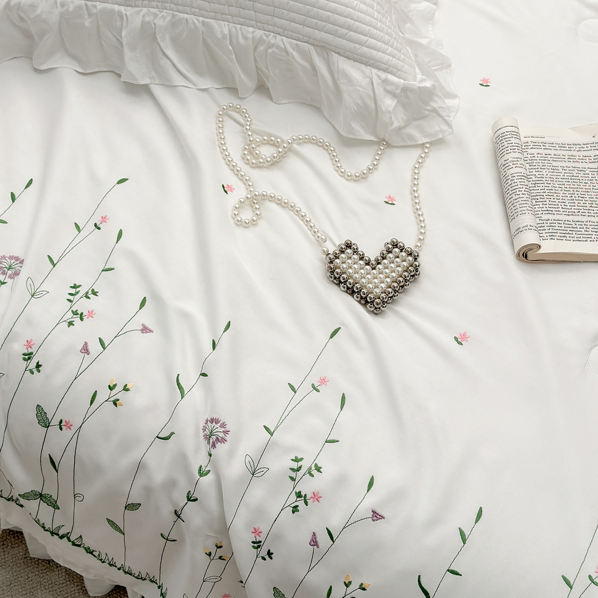 91家纺网 家纺一手货源 找家纺 （总）琳可家居 2025新款100%再生纤维素纤维刺绣款花边床盖-田园花憩