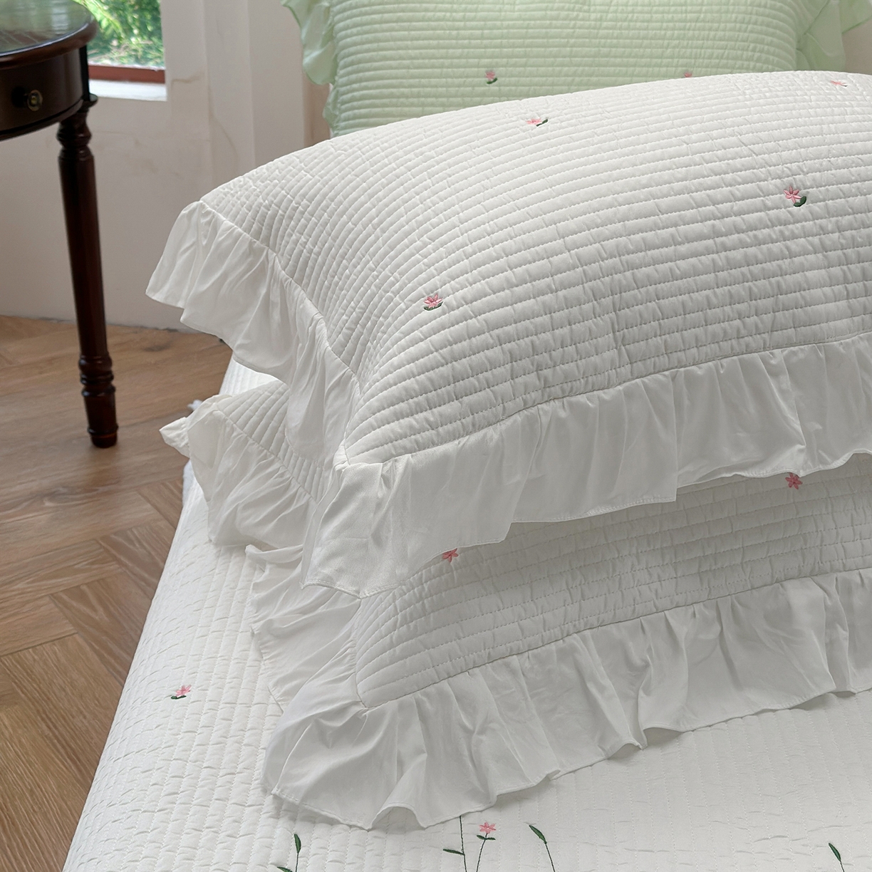 91家纺网 家纺一手货源 找家纺 （总）琳可家居 2025新款100%再生纤维素纤维刺绣款花边床盖-田园花憩