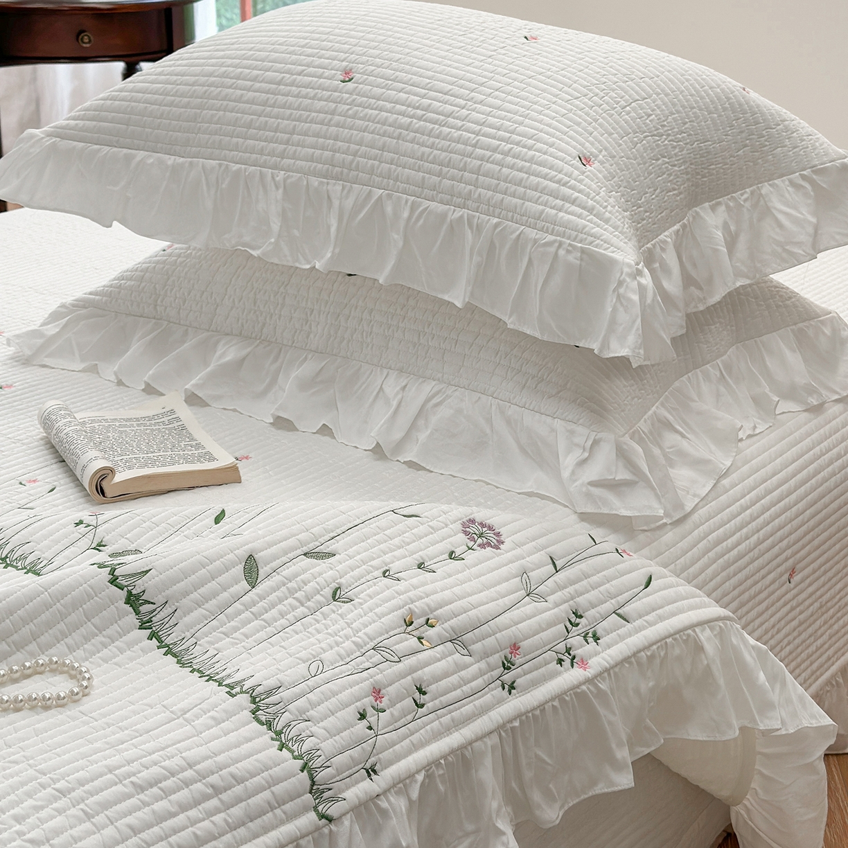 91家纺网 家纺一手货源 找家纺 （总）琳可家居 2025新款100%再生纤维素纤维刺绣款花边床盖-田园花憩