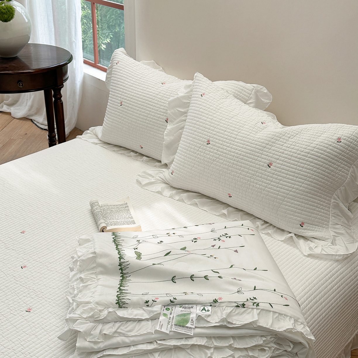 91家纺网 家纺一手货源 找家纺 （总）琳可家居 2025新款100%再生纤维素纤维刺绣款花边床盖-田园花憩