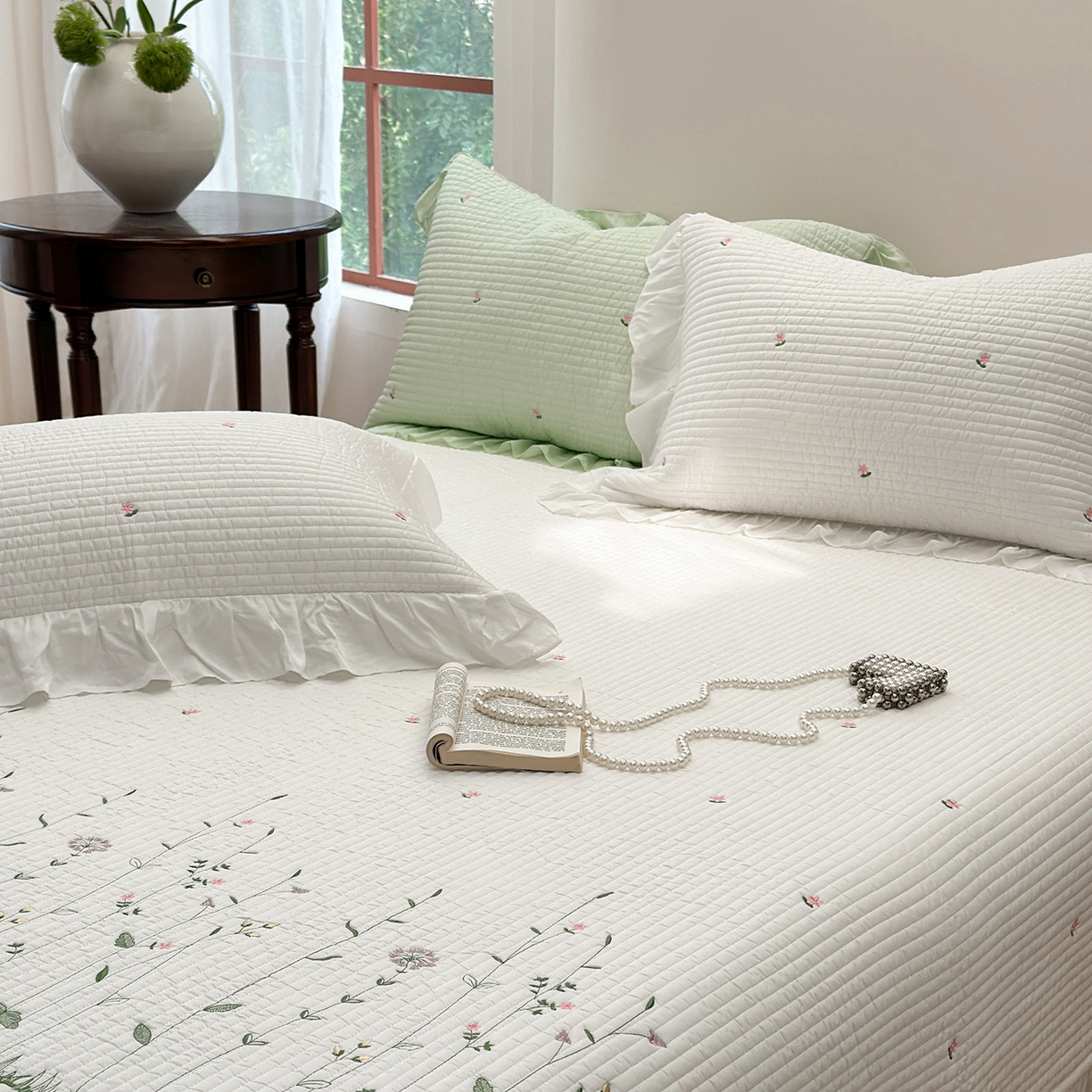 91家纺网 家纺一手货源 找家纺 （总）琳可家居 2025新款100%再生纤维素纤维刺绣款花边床盖-田园花憩