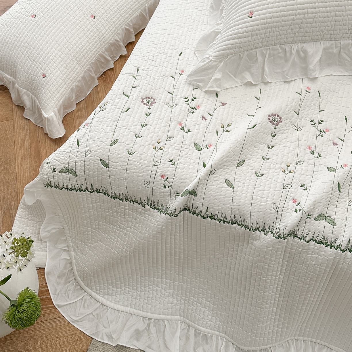 91家纺网 家纺一手货源 找家纺 （总）琳可家居 2025新款100%再生纤维素纤维刺绣款花边床盖-田园花憩