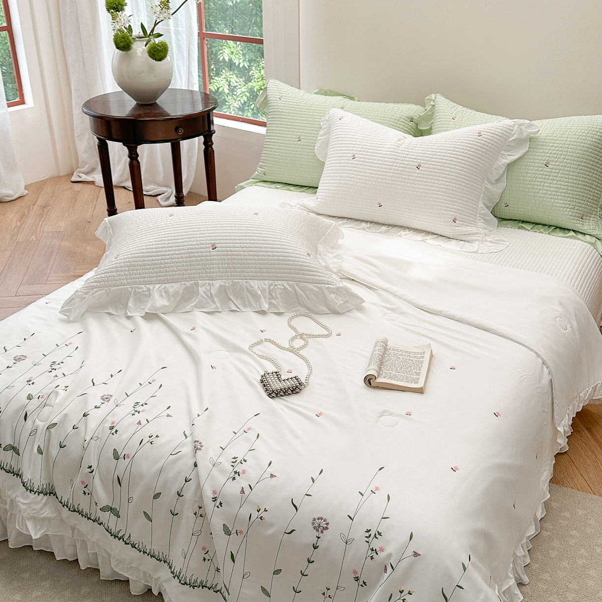 91家纺网 家纺一手货源 找家纺 （总）琳可家居 2025新款100%再生纤维素纤维刺绣款花边床盖-田园花憩