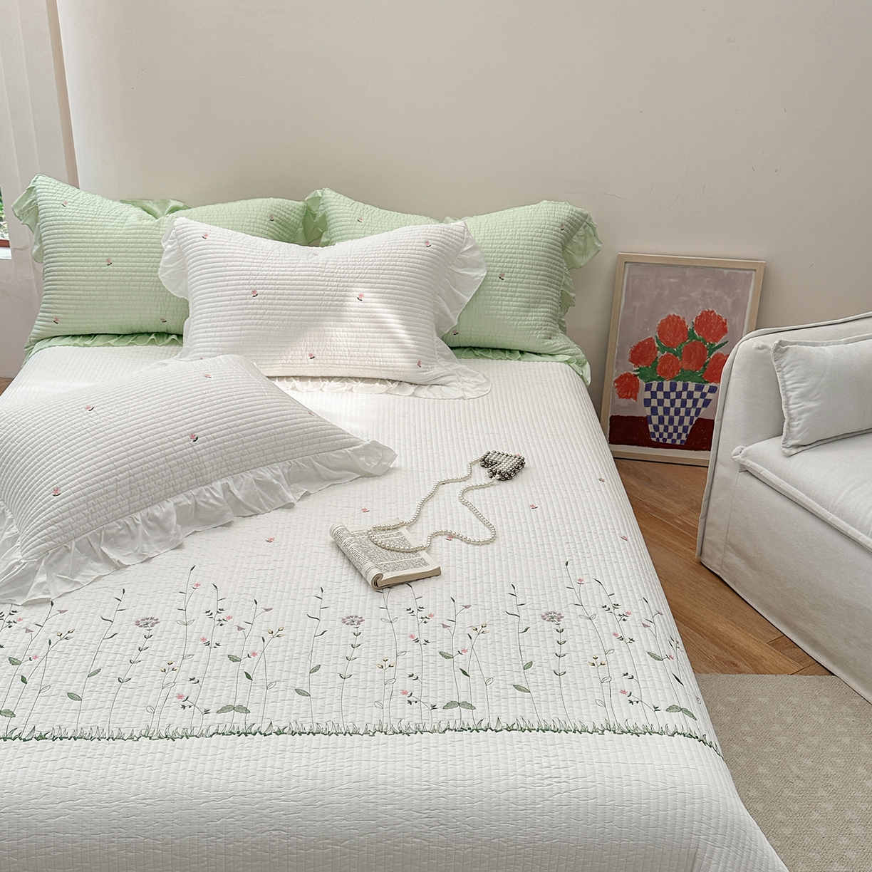 91家纺网 家纺一手货源 找家纺 （总）琳可家居 2025新款100%再生纤维素纤维刺绣款花边床盖-田园花憩