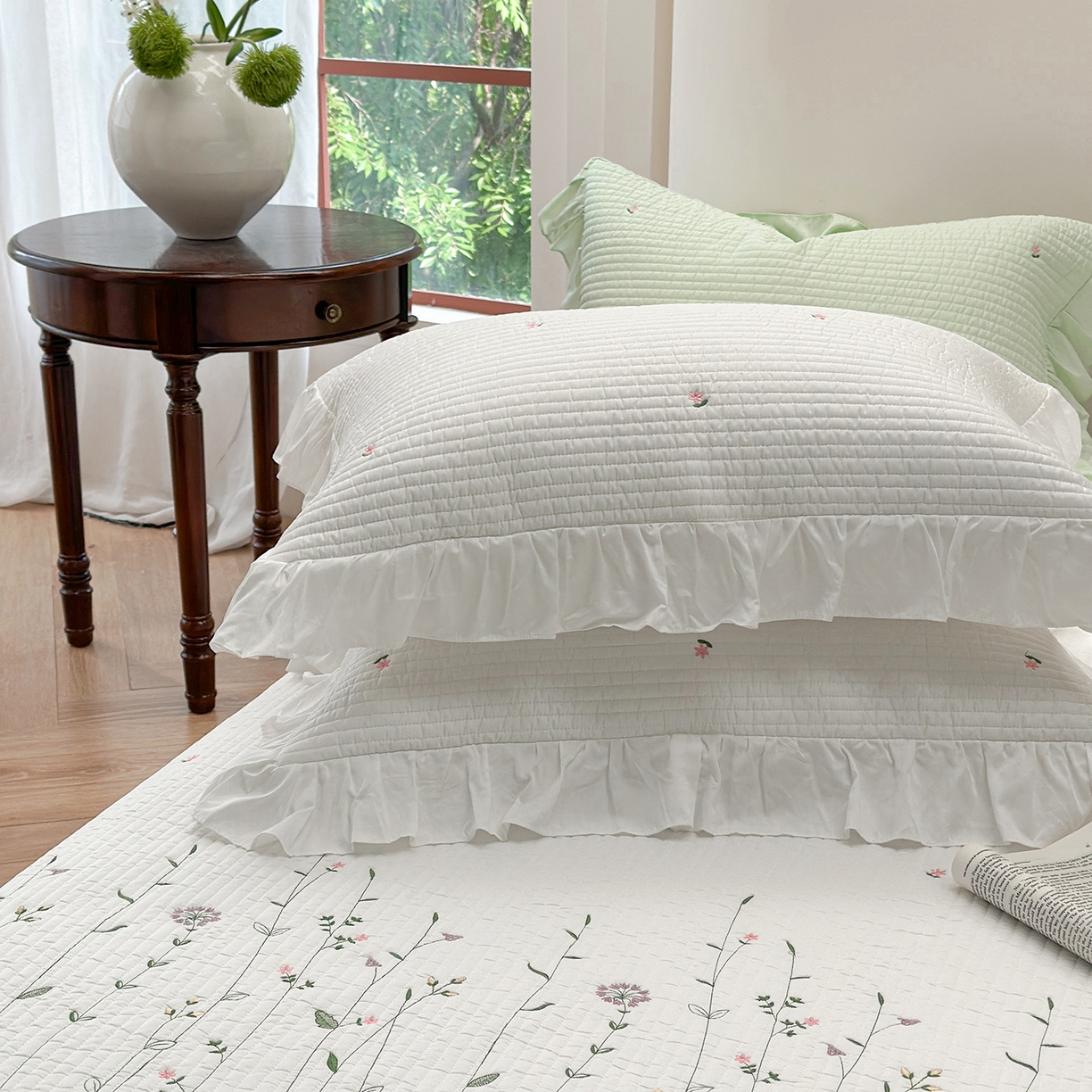 91家纺网 家纺一手货源 找家纺 琳可家居 2025新款100%再生纤维素纤维刺绣款花边床盖-田园花憩 田园花憩-白