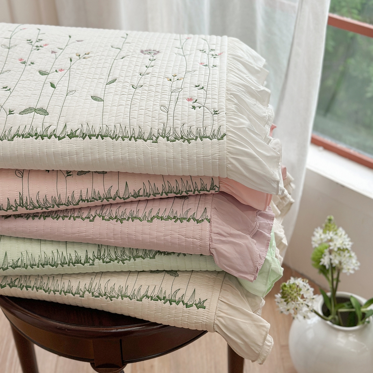 91家纺网 家纺一手货源 找家纺 琳可家居 2025新款100%再生纤维素纤维刺绣款花边床盖-田园花憩 组合图（仅展示）