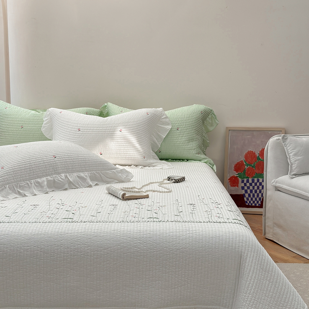 91家纺网 家纺一手货源 找家纺 琳可家居 2025新款100%再生纤维素纤维刺绣款花边床盖-田园花憩 田园花憩-白