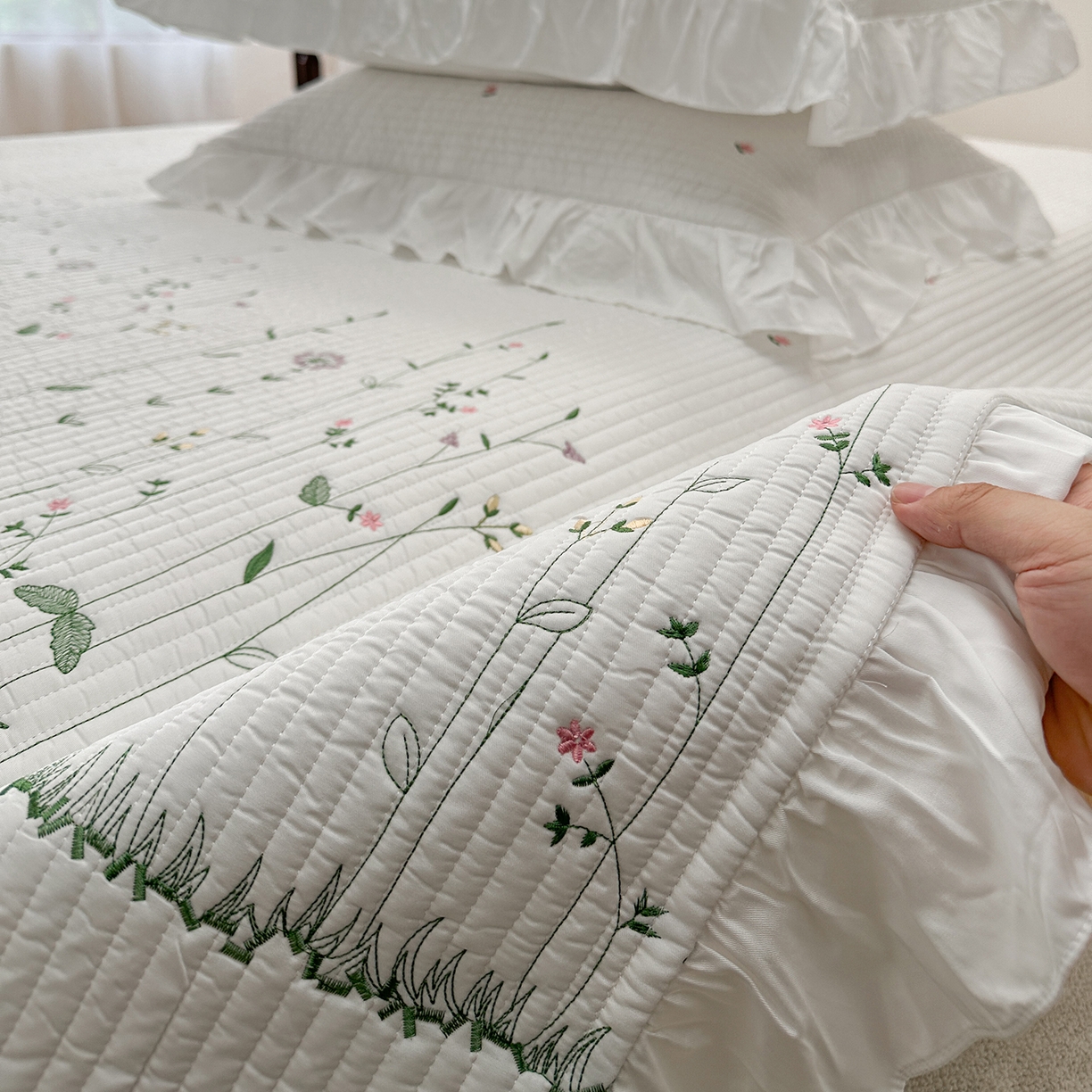 91家纺网 家纺一手货源 找家纺 琳可家居 2025新款100%再生纤维素纤维刺绣款花边床盖-田园花憩 田园花憩-白