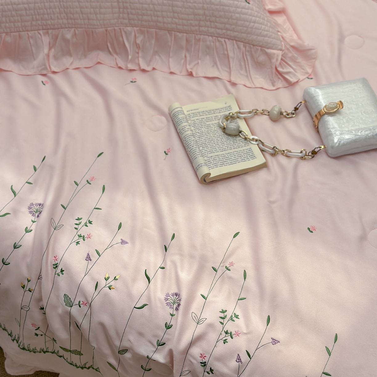 91家纺网 家纺一手货源 找家纺 琳可家居 2025新款100%再生纤维素纤维刺绣款花边床盖-田园花憩 田园花憩-粉