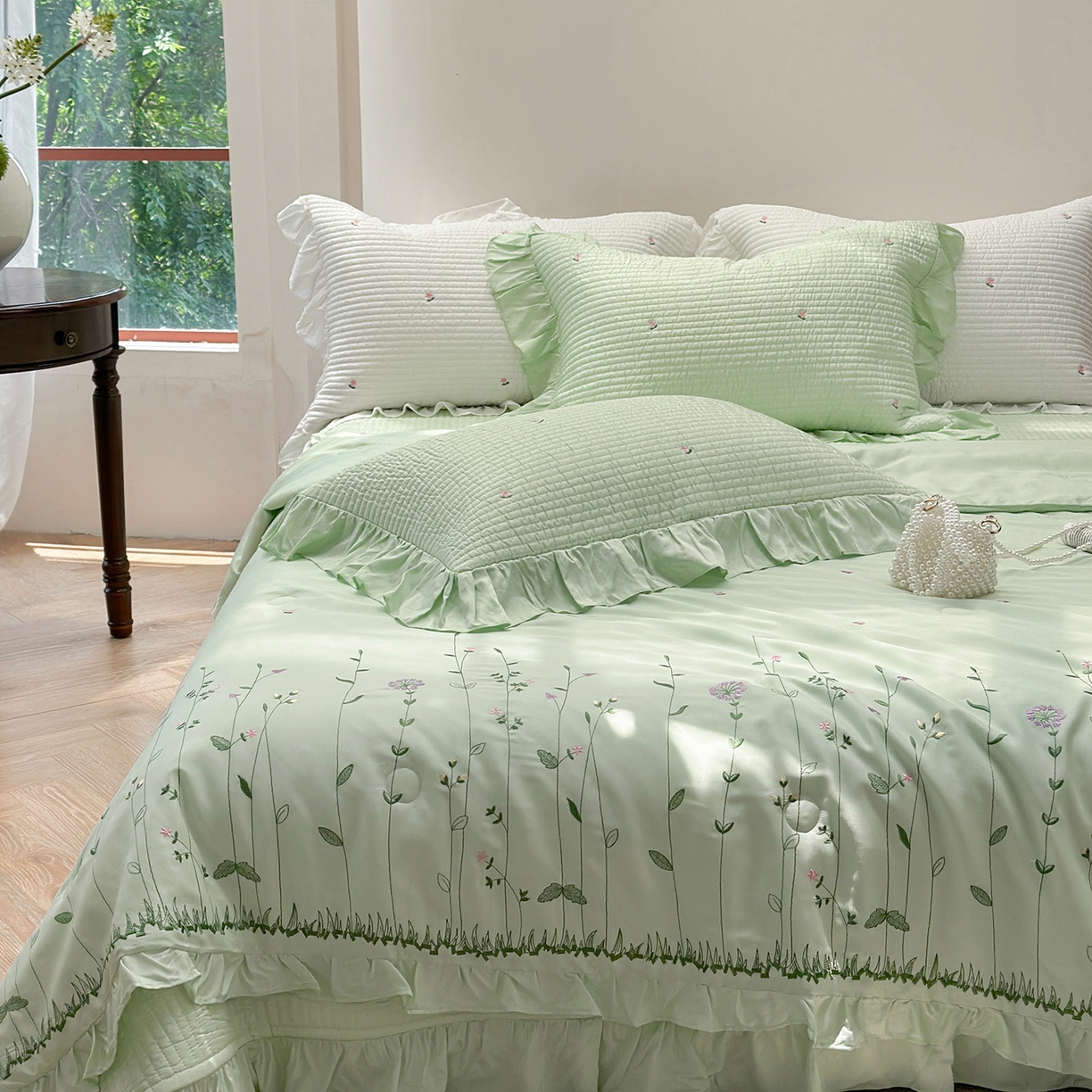 91家纺网 家纺一手货源 找家纺 琳可家居 2025新款100%再生纤维素纤维刺绣款花边床盖-田园花憩 田园花憩-绿