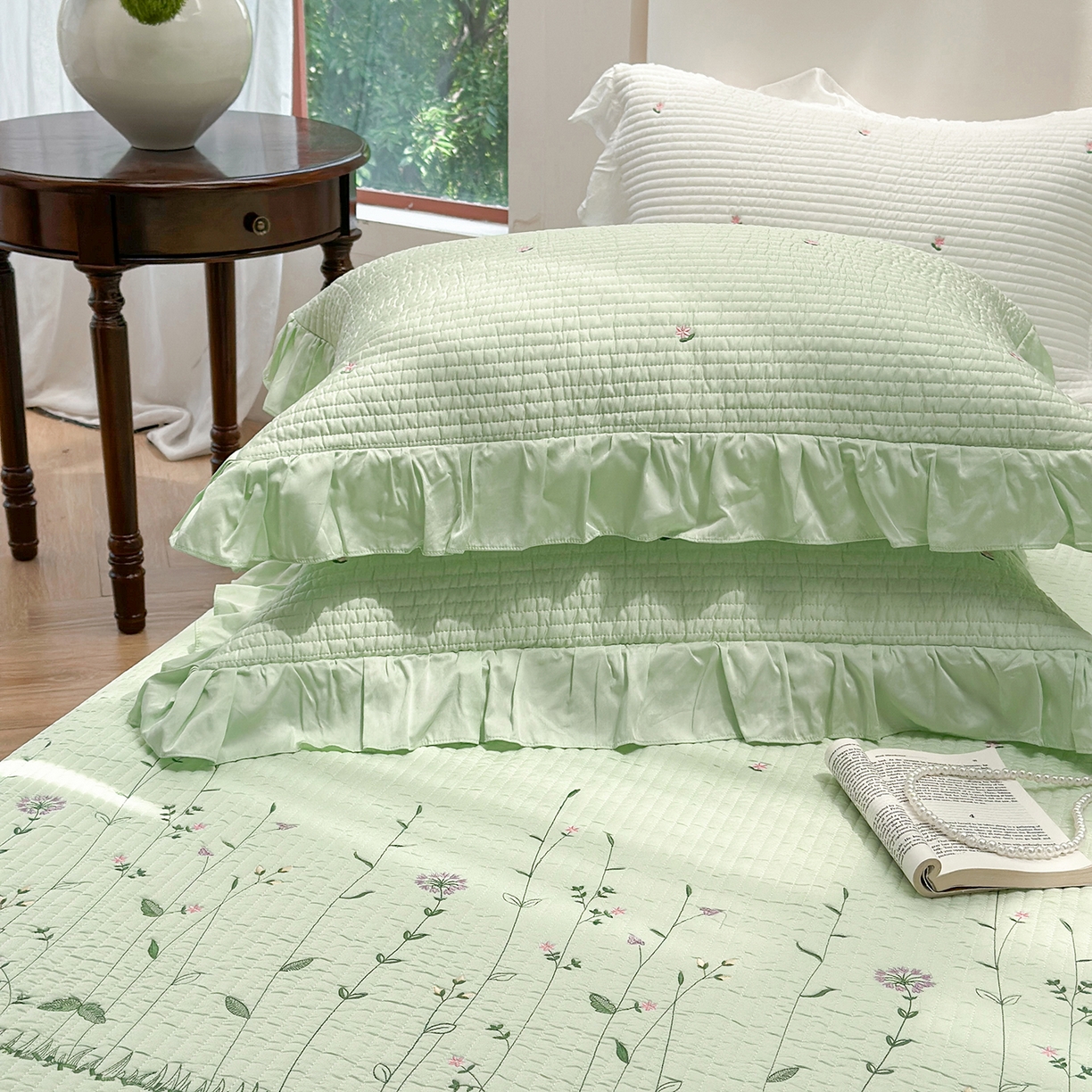 91家纺网 家纺一手货源 找家纺 琳可家居 2025新款100%再生纤维素纤维刺绣款花边床盖-田园花憩 田园花憩-绿