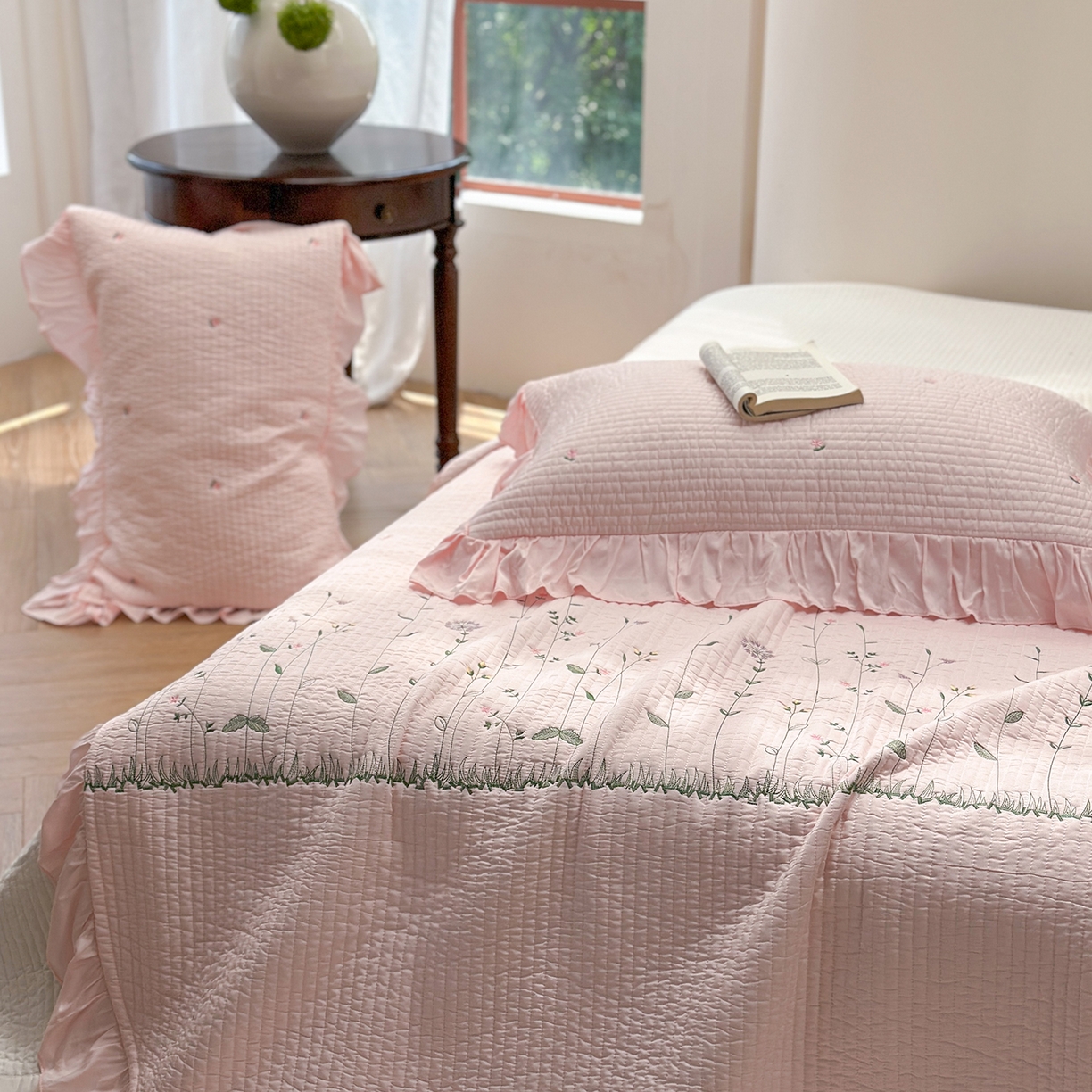 91家纺网 家纺一手货源 找家纺 琳可家居 2025新款100%再生纤维素纤维刺绣款花边床盖-田园花憩 田园花憩-粉