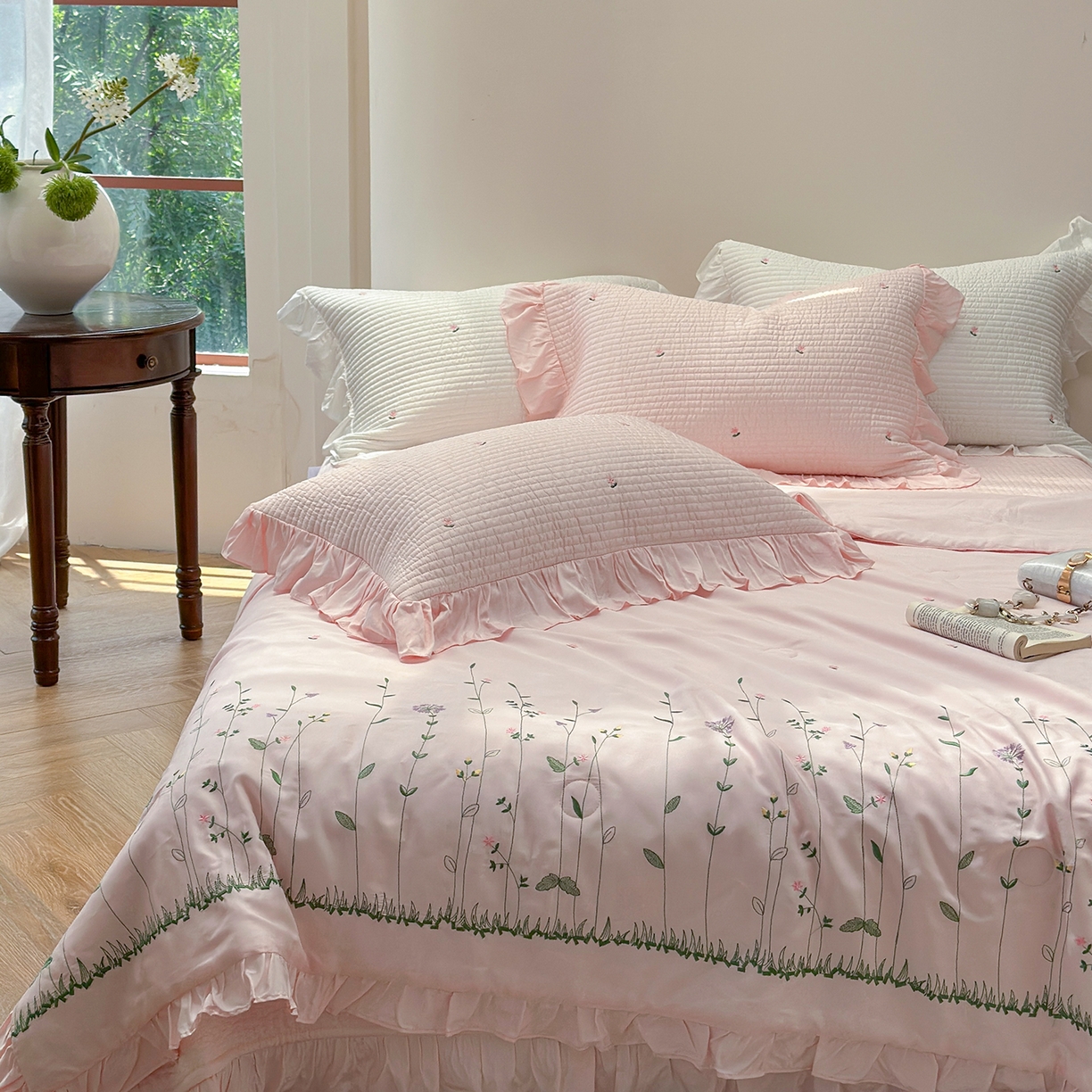 91家纺网 家纺一手货源 找家纺 琳可家居 2025新款100%再生纤维素纤维刺绣款花边床盖-田园花憩 田园花憩-粉