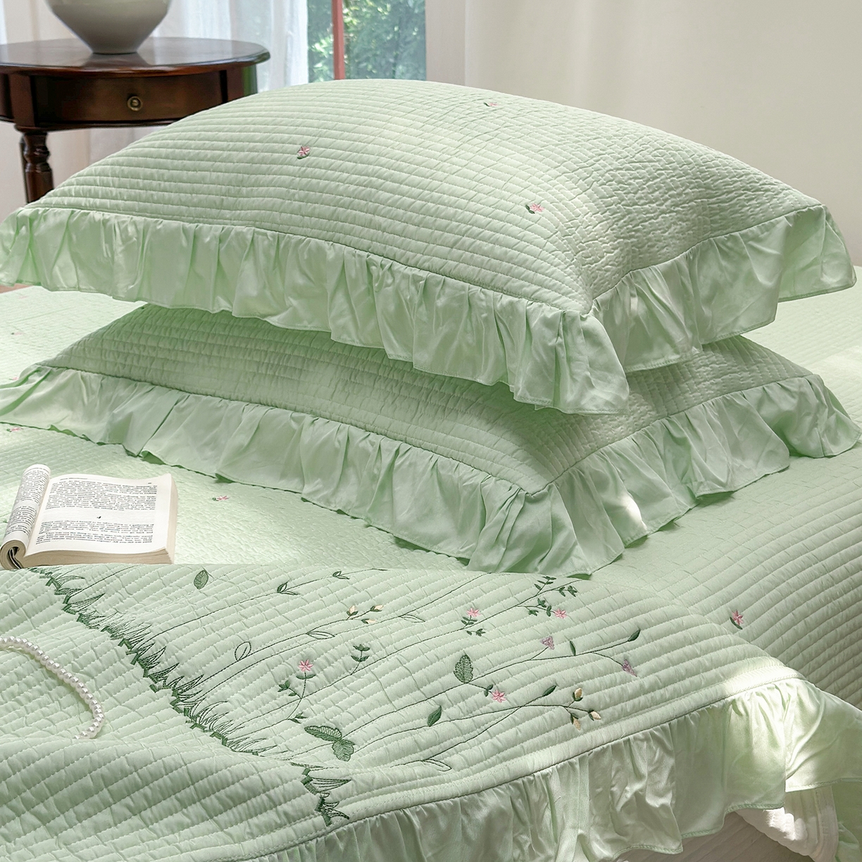 91家纺网 家纺一手货源 找家纺 琳可家居 2025新款100%再生纤维素纤维刺绣款花边床盖-田园花憩 田园花憩-绿