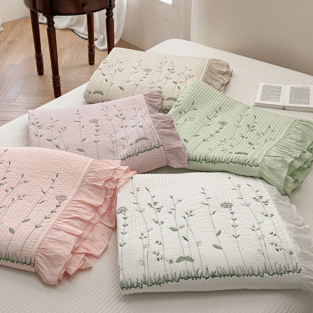 91家纺网 家纺一手货源 找家纺 琳可家居 2025新款100%再生纤维素纤维刺绣款花边床盖-田园花憩 组合图（仅展示）