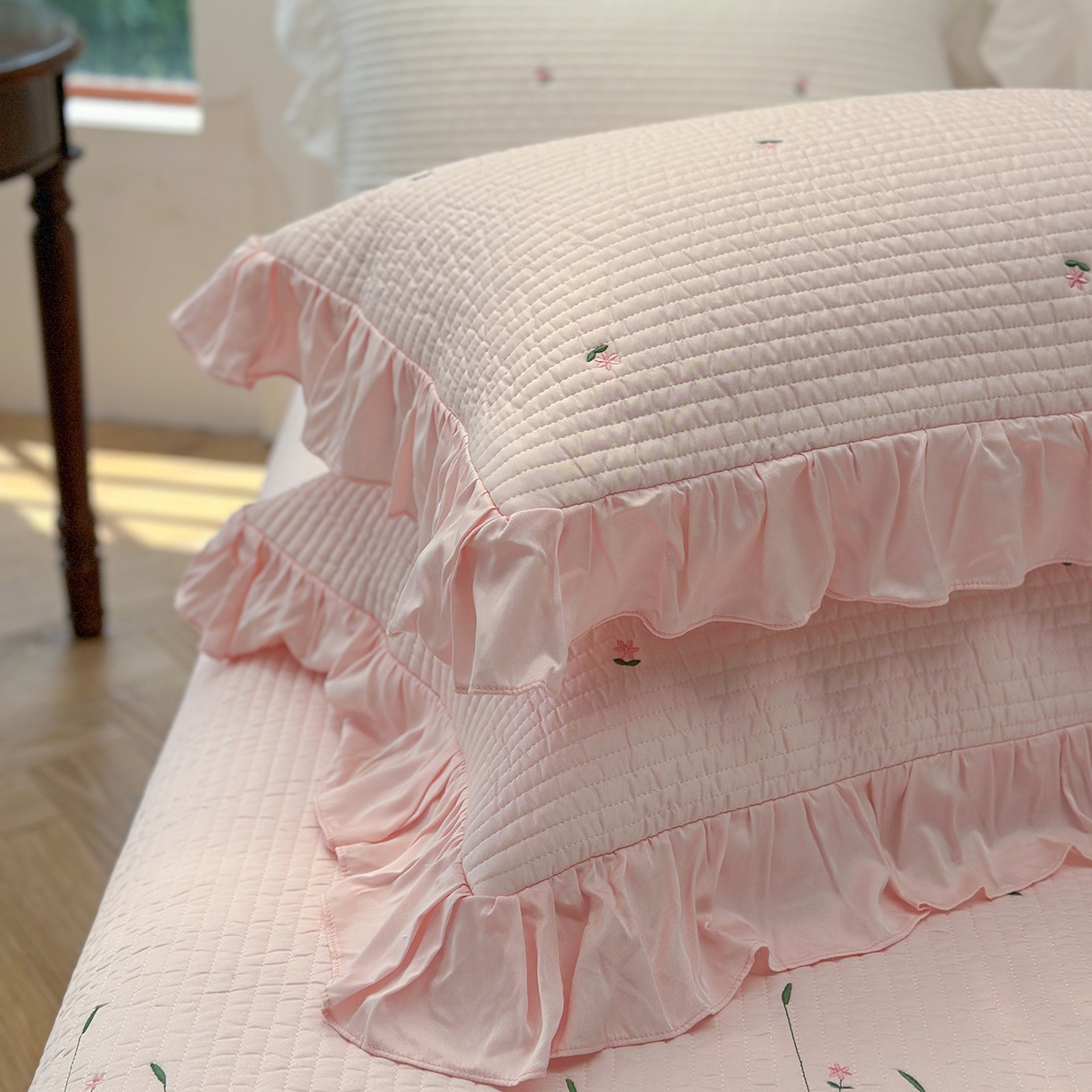 91家纺网 家纺一手货源 找家纺 琳可家居 2025新款100%再生纤维素纤维刺绣款花边床盖-田园花憩 田园花憩-粉