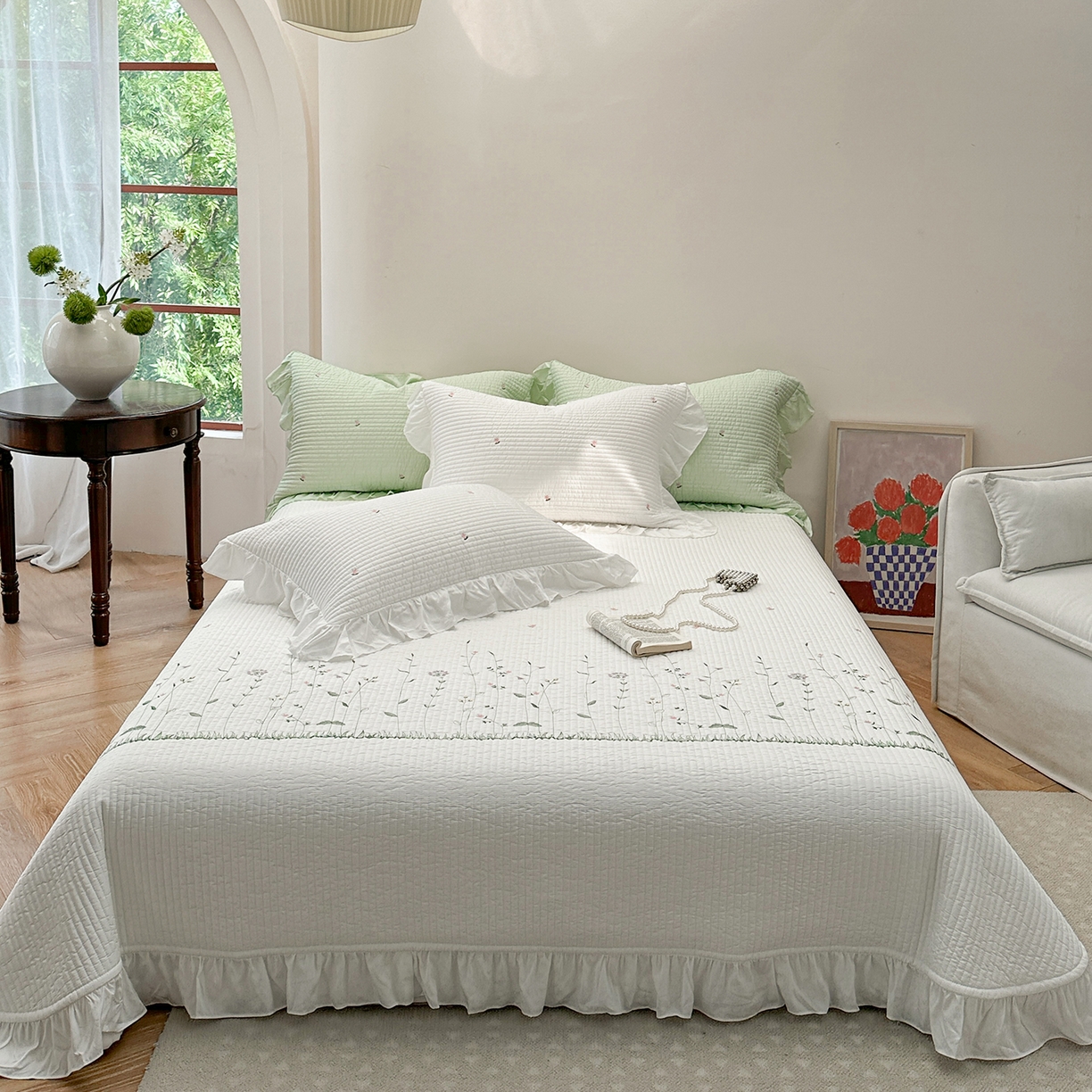 91家纺网 家纺一手货源 找家纺 琳可家居 2025新款100%再生纤维素纤维刺绣款花边床盖-田园花憩 田园花憩-白