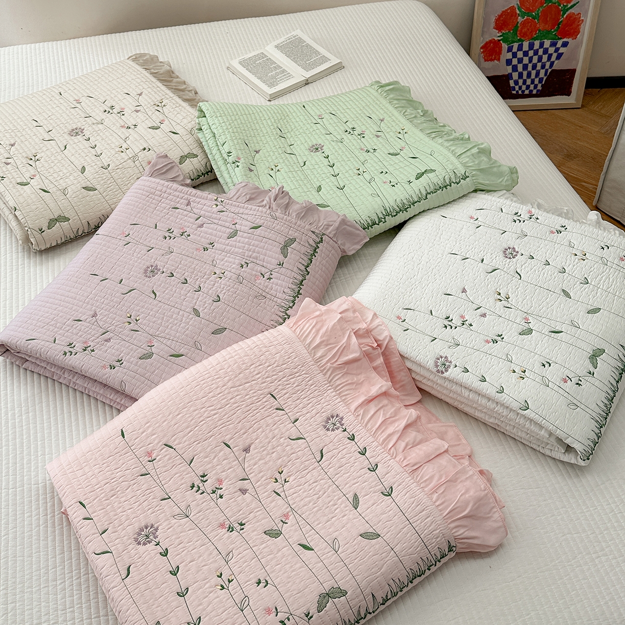 91家纺网 家纺一手货源 找家纺 琳可家居 2025新款100%再生纤维素纤维刺绣款花边床盖-田园花憩 组合图（仅展示）