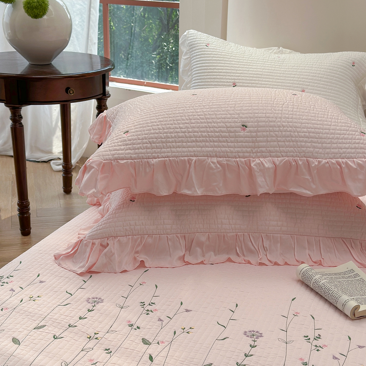 91家纺网 家纺一手货源 找家纺 琳可家居 2025新款100%再生纤维素纤维刺绣款花边床盖-田园花憩 田园花憩-粉