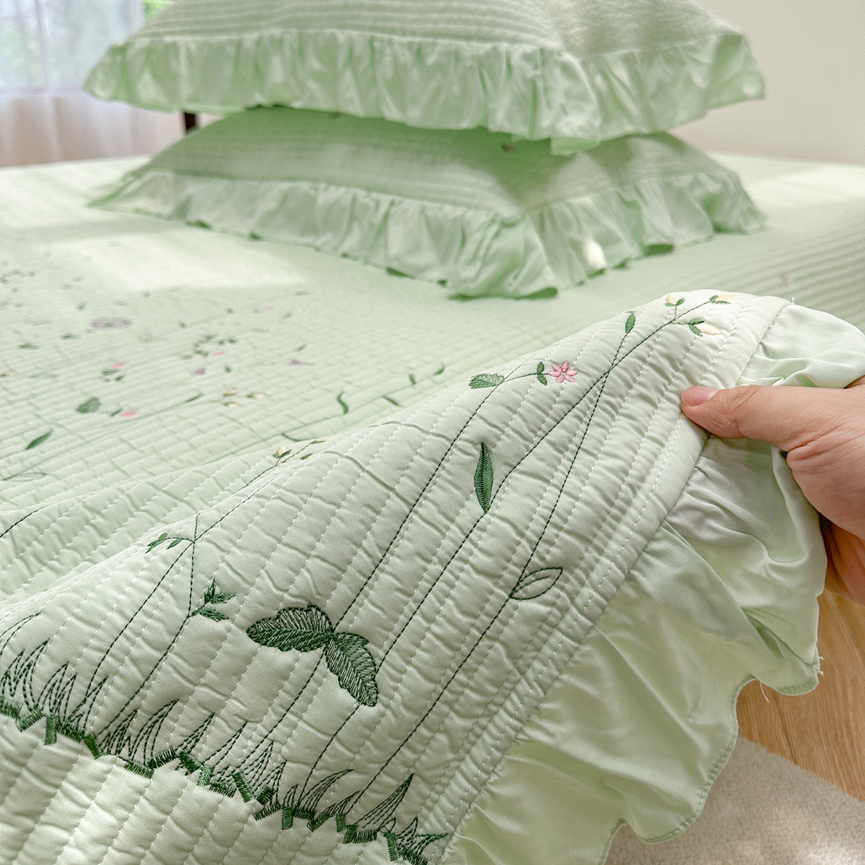 91家纺网 家纺一手货源 找家纺 琳可家居 2025新款100%再生纤维素纤维刺绣款花边床盖-田园花憩 田园花憩-绿