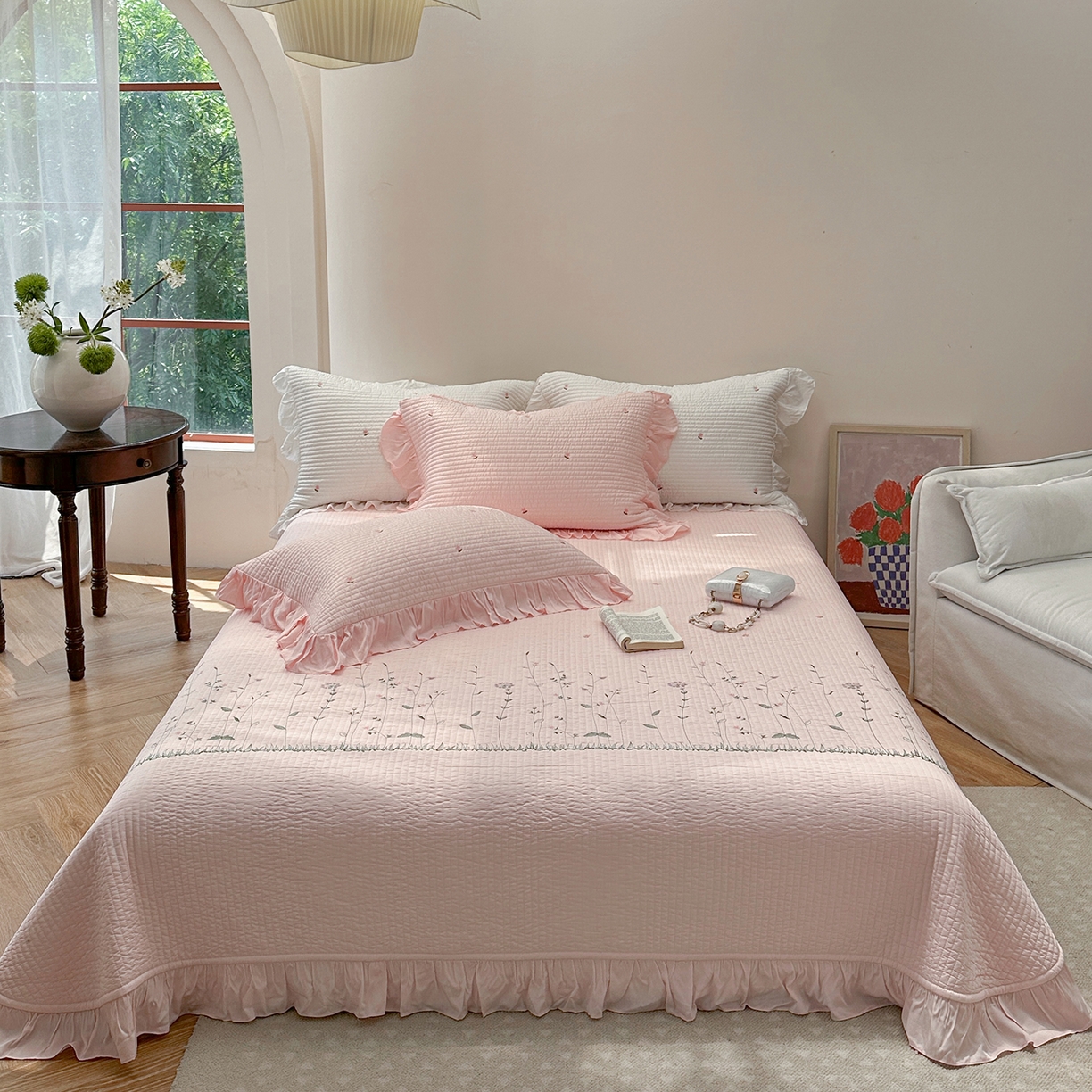 91家纺网 家纺一手货源 找家纺 琳可家居 2025新款100%再生纤维素纤维刺绣款花边床盖-田园花憩 田园花憩-粉