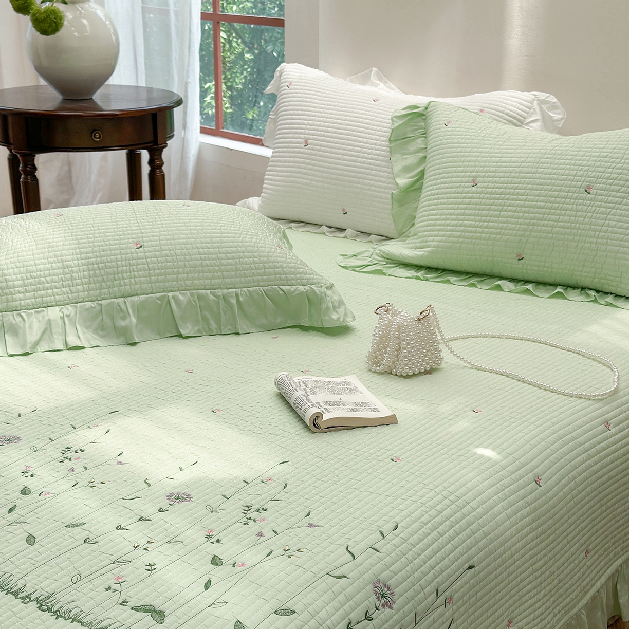 91家纺网 家纺一手货源 找家纺 琳可家居 2025新款100%再生纤维素纤维刺绣款花边床盖-田园花憩 田园花憩-绿