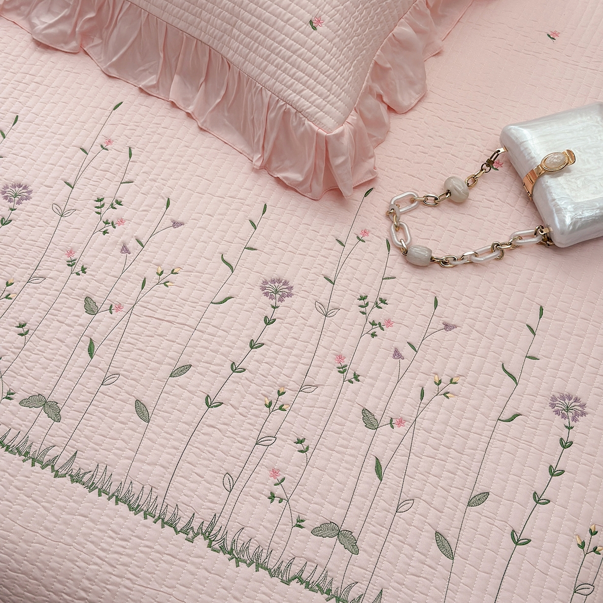 91家纺网 家纺一手货源 找家纺 琳可家居 2025新款100%再生纤维素纤维刺绣款花边床盖-田园花憩 田园花憩-粉